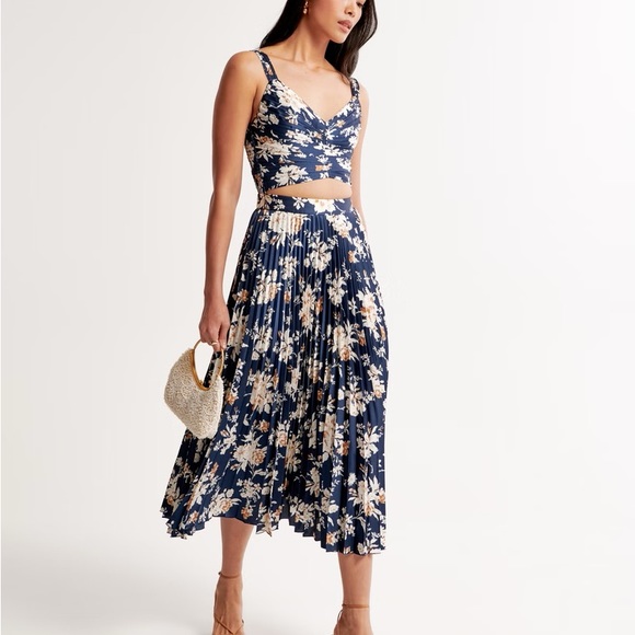 Abercrombie Plunge Ruched Set Top in Navy Floral - Picture 4 of 5